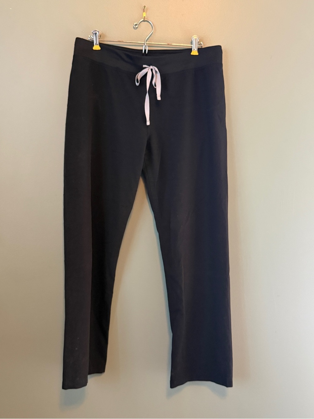 FIGS - Livingston Basic Scrub Pants - Black - Petite M - See pics bleach stains?